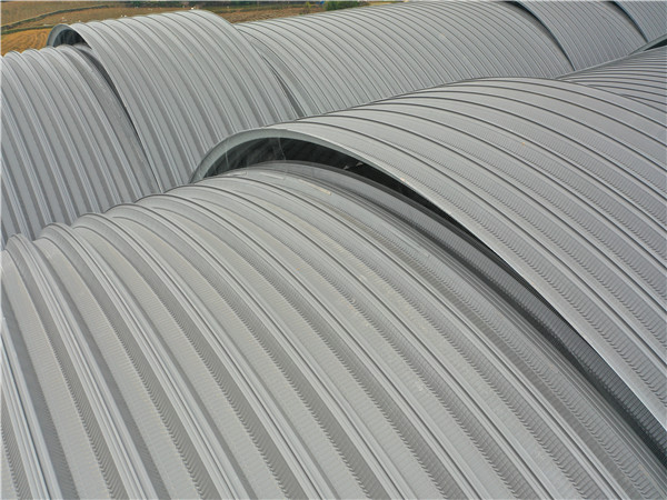 四川某酒廠釀酒車間改造拱形屋頂工程案例解析拱形屋頂鋼構(gòu)加高及焊接作業(yè)