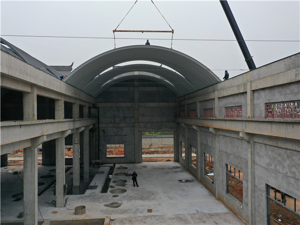 四川某酒廠釀酒車間改造拱形屋頂工程案例解析拱形屋頂屋面單元板吊裝作業(yè)